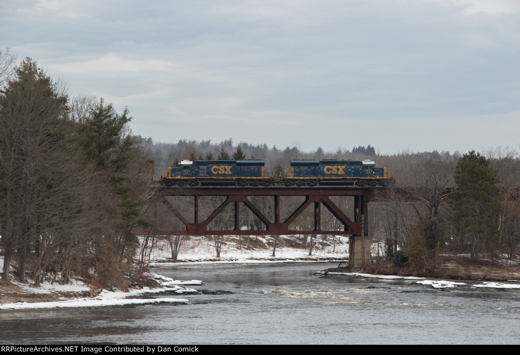 CSXT 1727 Leads L071-09 over the Kennebec River into Benton